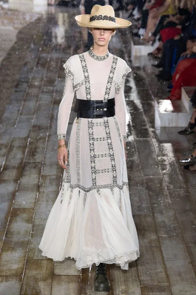 Look 15